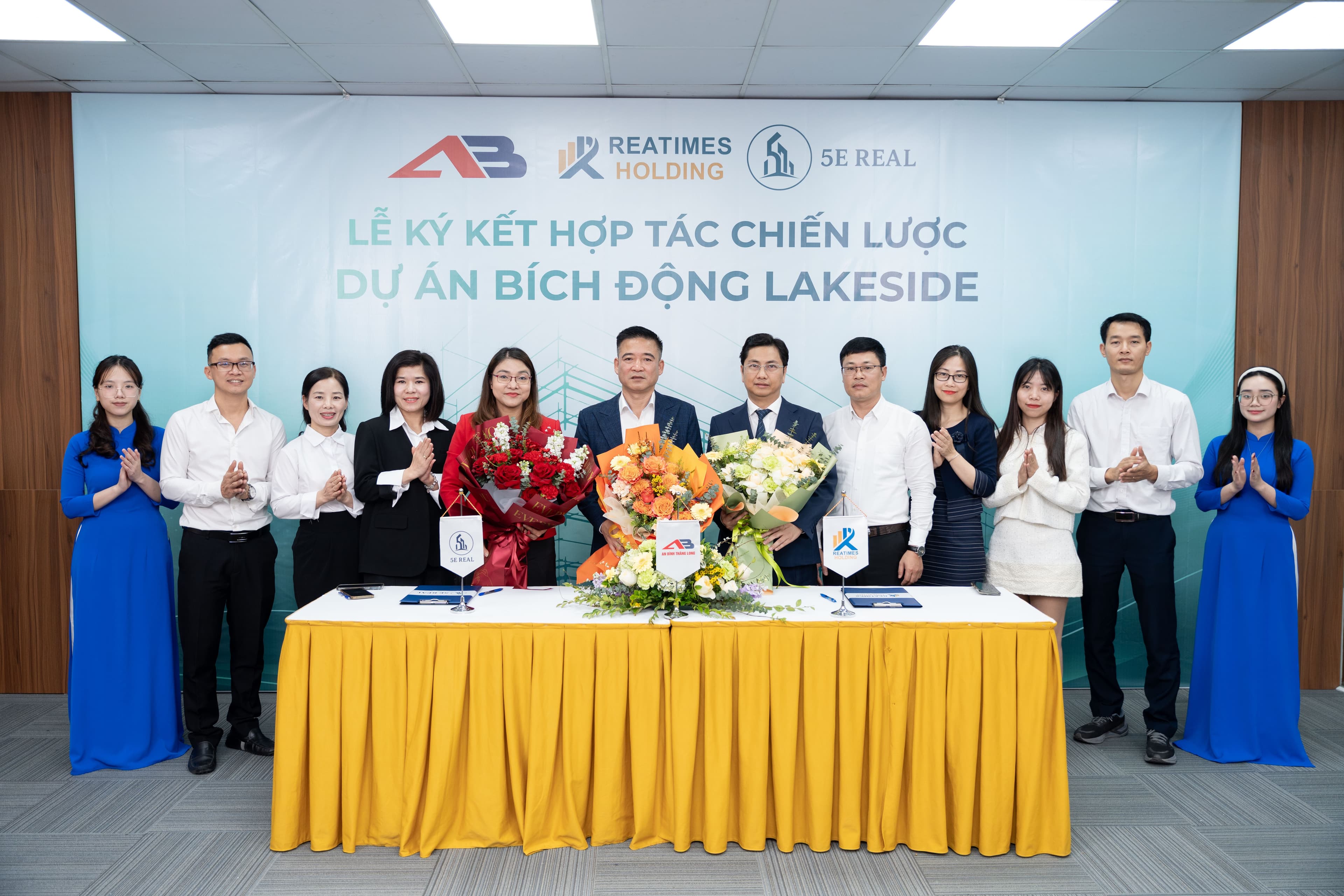 Đại diện các đơn vị chụp ảnh lưu niệm.