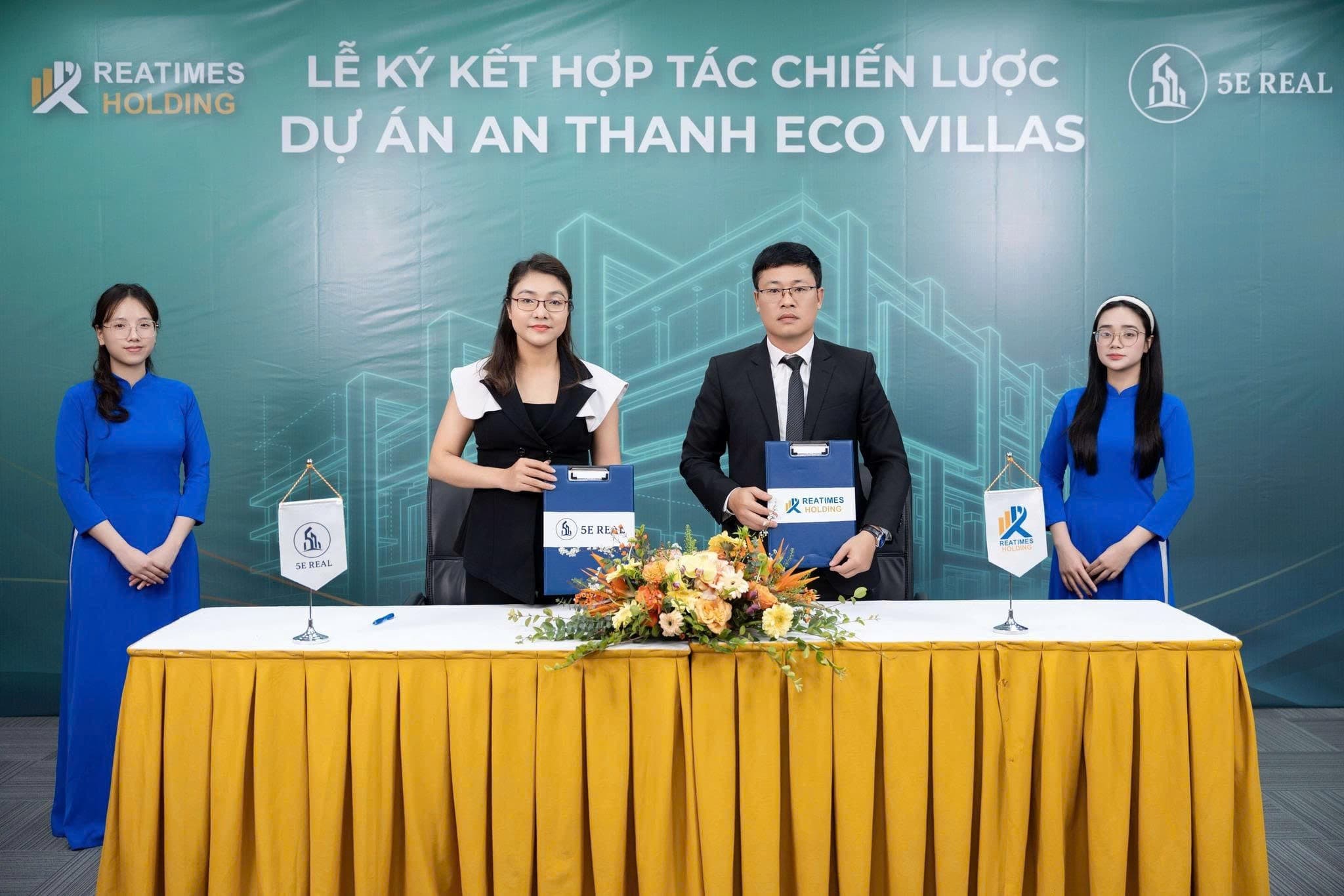 Đại diện hai bên thực hiện kí kết